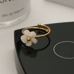 18K gold flower-shaped exquisite and noble ring