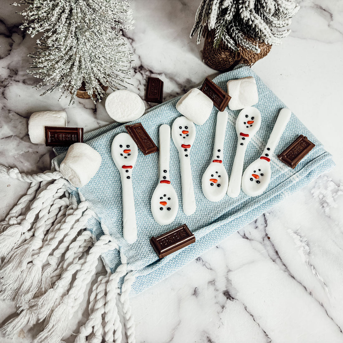 Vanilla edible spoons and mug toppers
hot chocolate xmas gift
christmas cocoa bomb sets